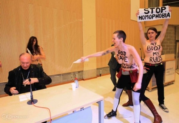 FEMEN напали на священика. ФОТО