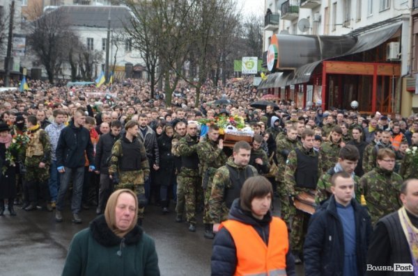 «Герої не вмирають!», – у Луцьку провели в останню путь майданівця. ФОТО. ВІДЕО