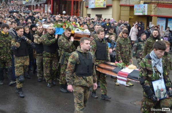 «Герої не вмирають!», – у Луцьку провели в останню путь майданівця. ФОТО. ВІДЕО