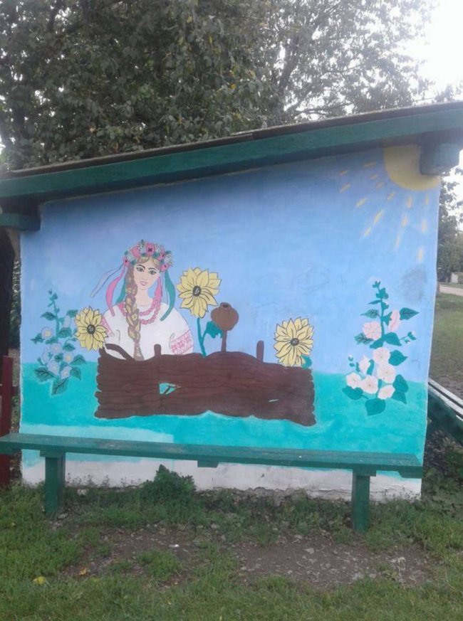 Соняхи і гігантські бджоли: у віддаленому волинському селі розмалювали зупинку. ФОТО