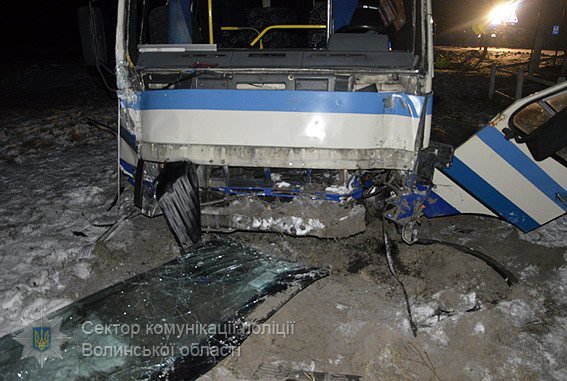 На Волині автобус врізався в опору: 1 загиблий,4 травмовані