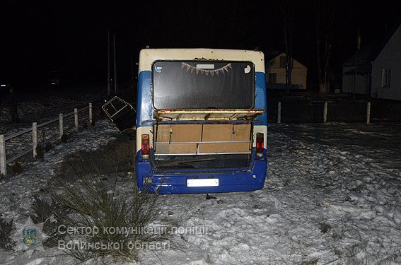 На Волині автобус врізався в опору: 1 загиблий,4 травмовані