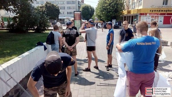 На Театральному майдані азовці влаштували погром. ФОТО