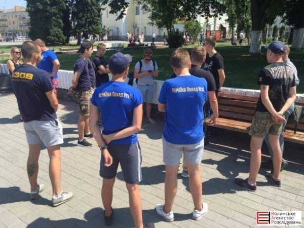 На Театральному майдані азовці влаштували погром. ФОТО