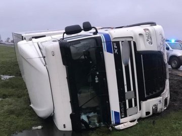 На волинській трасі перекинулась вантажівка