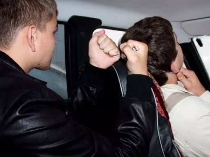 На Волині водій погодився підвезти попутника, а той ледь його не задушив