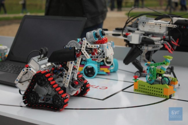 У місті на Волині відбувся конкурс-виставка роботів Lego. ФОТО