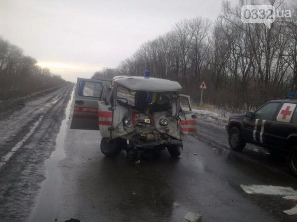 «Сєпарські гостинці» - обстрілюють, незважаючи на те, що це машина з розпізнавальними знаками швидкої допомоги