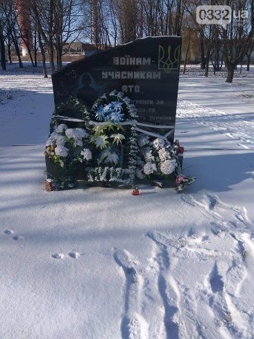 Пам’ятник загиблим українським бійцям в Попасній на Луганщині. За ним доглядають місцеві.