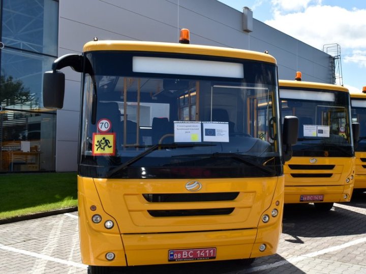 Ще 5 нових шкільних автобусів передали громадам на Волині