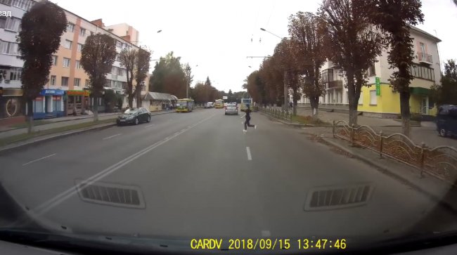 «Безсмертна»: у Луцьку жінка вибігла під колеса авто. ВІДЕО