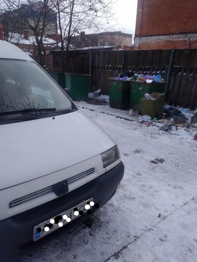 На Волині комунальники не змогли вивезти сміття через «сумлінного» водія. ФОТО