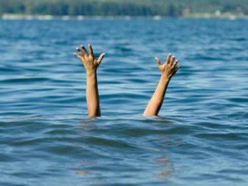Плавала на матраці: на Світязі врятували жінку, яка почала тонути