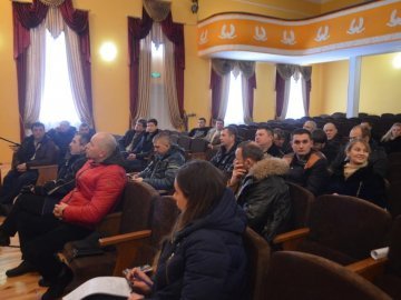 У селі під Луцьком люди проти будівництва зайвих поверхів у «прокурорському» будинку