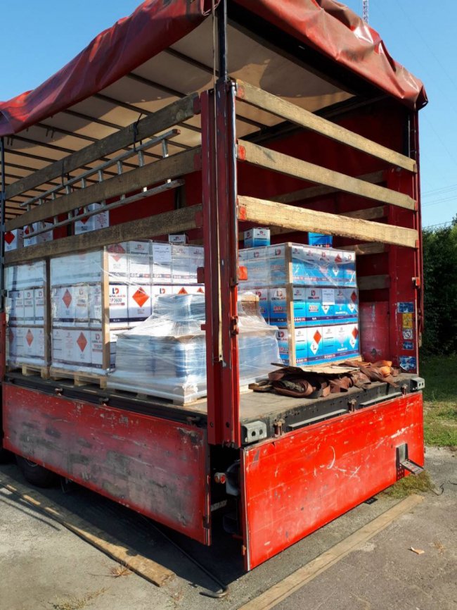 На Волині вилучили майже 22 тони небезпечного клею. ФОТО