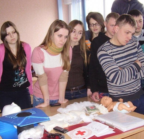 Через «війну» з Росією луцьких студентів вчать рятувати життя людей
