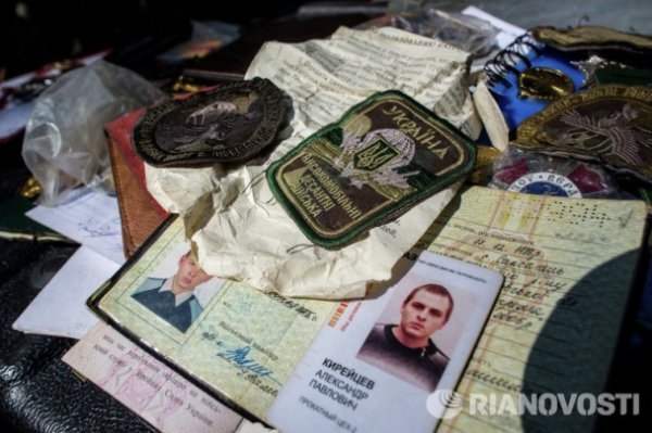 У Шахтарську бойовики фотографуються на фоні мертвих українських військових. ФОТО. ВІДЕО