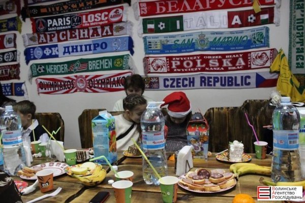 Святий Миколай влаштував дітям атошників свято в ультрас-пабі