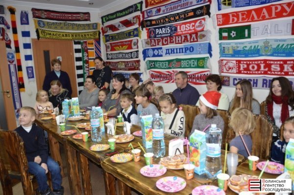 Святий Миколай влаштував дітям атошників свято в ультрас-пабі