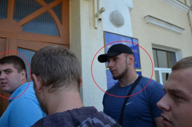 ЗМІ ідентифікували молодиків, які пікетували СБУ
