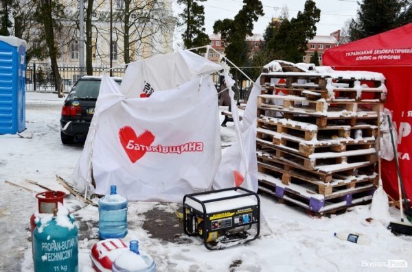 Наслідки нічного вітру на Євромайдані у Луцьку