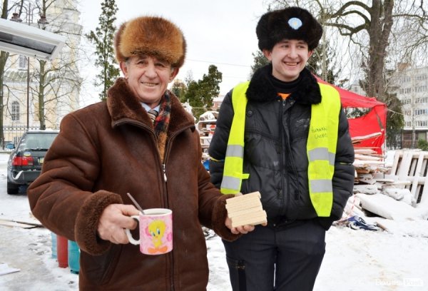 Зима прийшла: луцький Євромайдан мало не знесло вітром. ФОТО