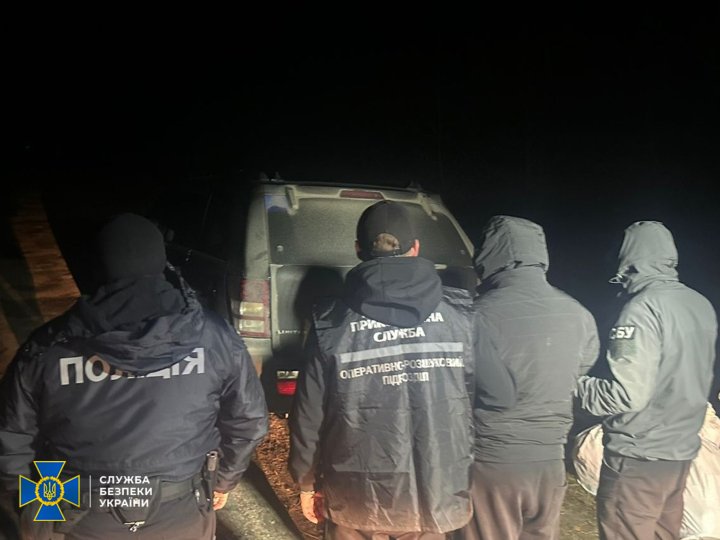 Ховав чоловіків у салоні позашляховика: 35-річний лучанин пропонував за понад 4 тисячі доларів виїзд за кордон