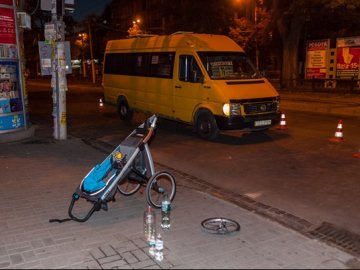 У Дніпрі маршрутка збила сім'ю з дітьми на переході