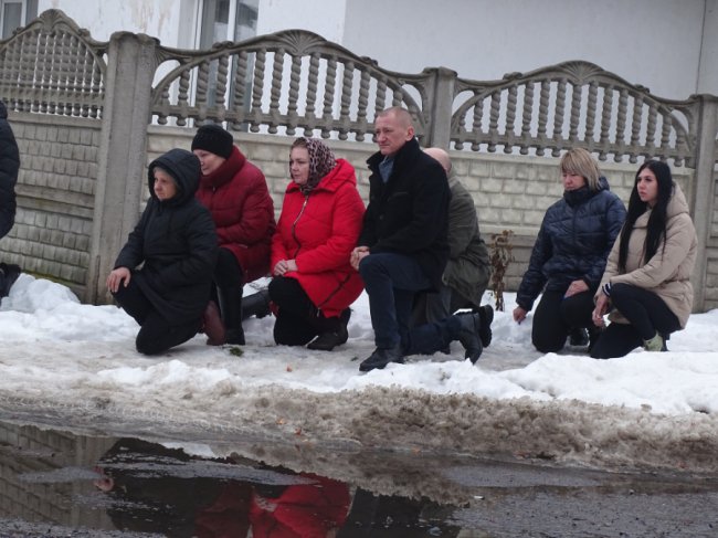Осиротіли троє донечок: поховали Героя Юрія Марковського з Волині