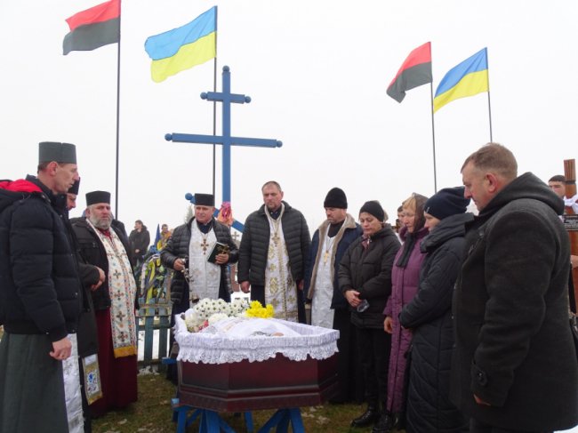 Осиротіли троє донечок: поховали Героя Юрія Марковського з Волині