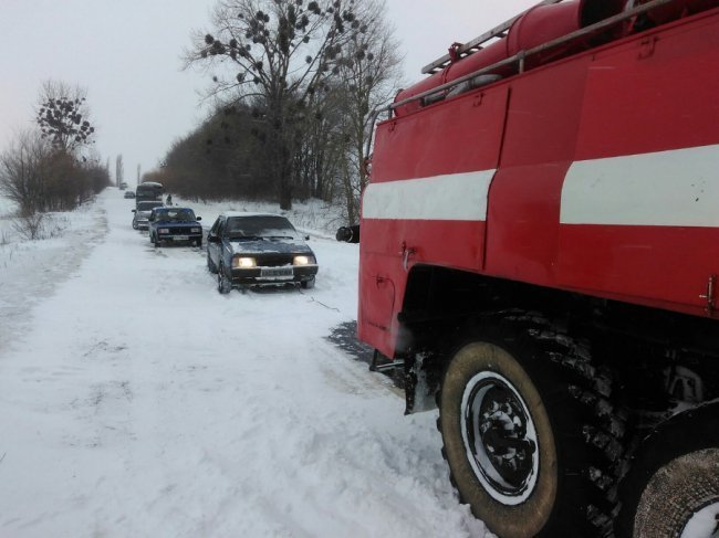 Волинські рятувальники продовжують діставати машини з кюветів