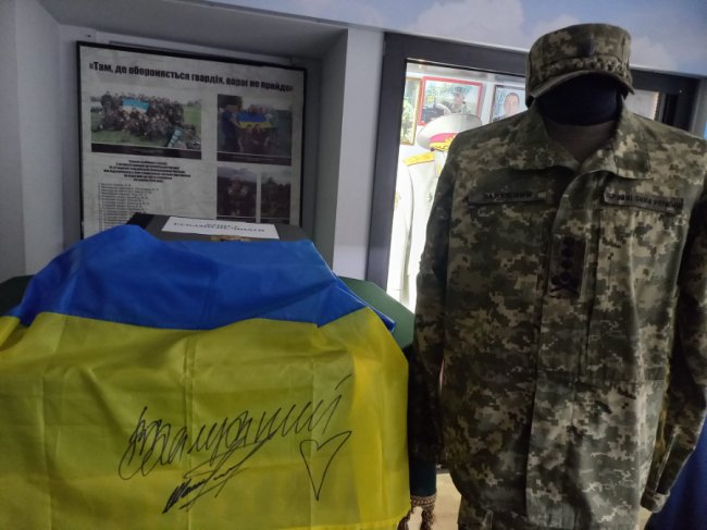 Прапор із підписом Залужного: луцький музей поповнився новими експонатами