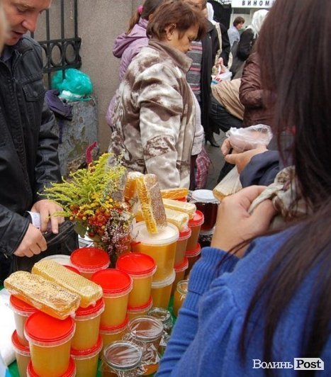 Свято і гроші: у Луцьку діти торгують вже освяченими «маковійчиками». ФОТО