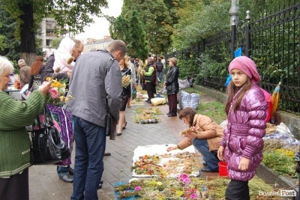 Свято і гроші: у Луцьку діти торгують вже освяченими «маковійчиками». ФОТО