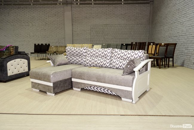 У Новий рік – із новими меблями: у луцькому торговому центрі «Нова Маркет» – знижки на столи і дивани. ФОТО*