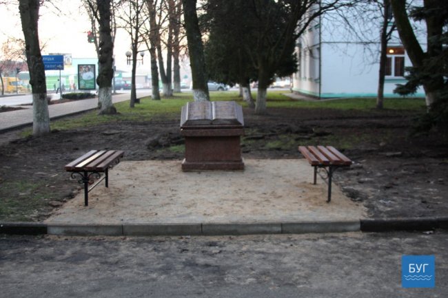 У центрі волинського міста встановили монумент з 10-ма заповідями. ФОТО