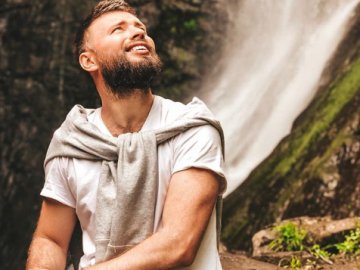 Випав з вікна і розбився відомий український ведучий