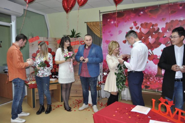 У луцькому ЦНАПі у День Валентина одружилися 5 пар молодят. ФОТО