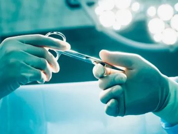 Лікарі на Волині у 50-річної жінки видалили великого гельмінта