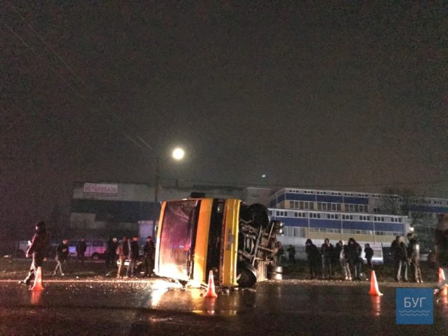 У Нововолинську зіткнулася автівка та маршрутка з пасажирами: є постраждалі. ФОТО