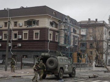 «Азов» показав жахливі кадри міста з Маріуполя: тіла загиблих на вулицях та постійні обстріли