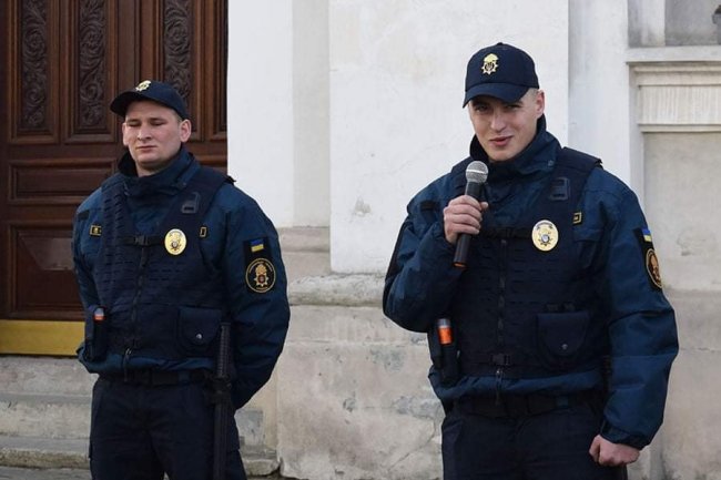 У Луцьку активісти та нацгвардійці замалювали майже 200 інтернет-посилань з продажу наркотиків