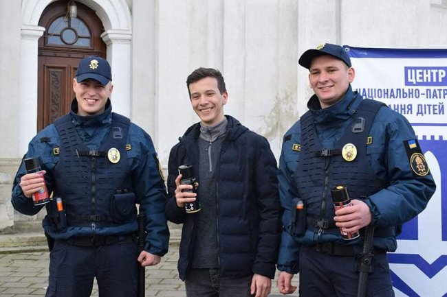 У Луцьку активісти та нацгвардійці замалювали майже 200 інтернет-посилань з продажу наркотиків