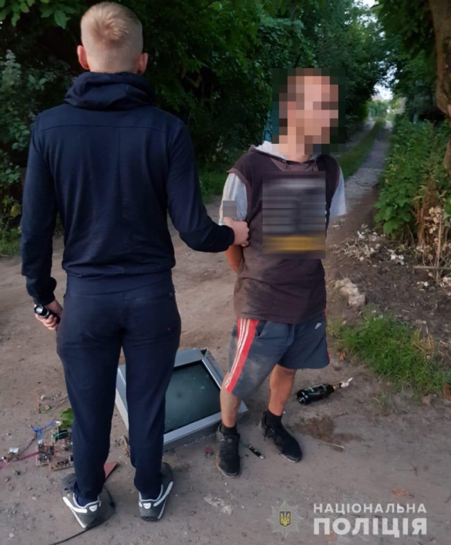 У Луцьку серед вулиці поліція затримала злодія з краденим телевізором в руках. ФОТО