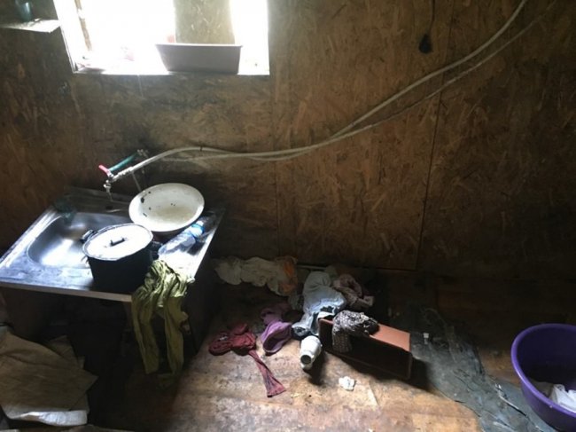 Антисанітарія та безлад: показали шокуючі фото житла луцької родини