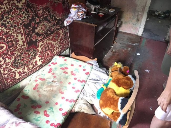 Антисанітарія та безлад: показали шокуючі фото житла луцької родини