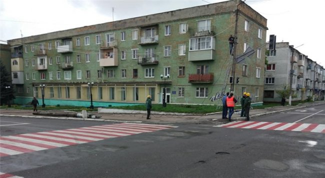 У місті на Волині водій збив стовп і втік