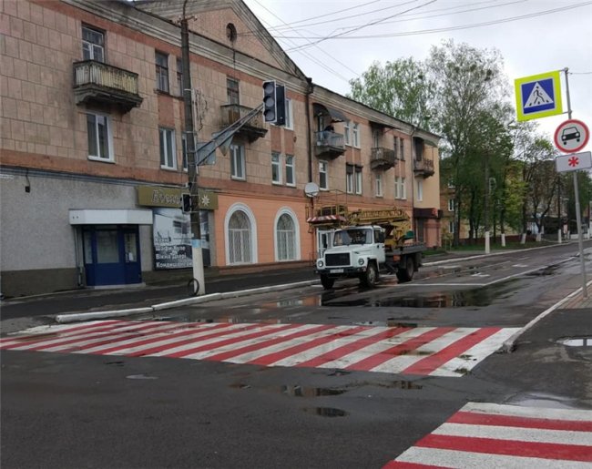 У місті на Волині водій збив стовп і втік