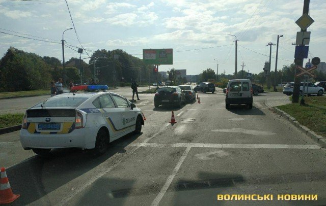 Аварія у Луцьку: на світлофорі стукнулись дві автівки. ФОТО