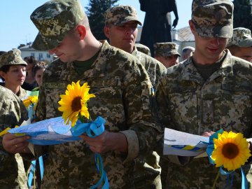 «Вітаємо вдома»:  Луцьк зустрів військових авіаторів. ФОТО